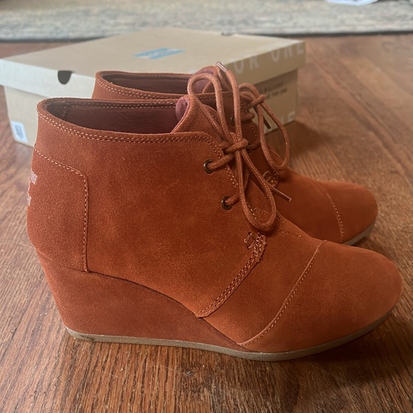 Brand New TOMS Cognac Suède Desert Wedges - Picture 3 of 7